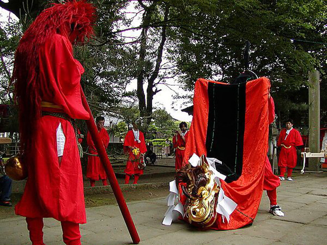 鳥取県東部（因幡）と兵庫県北但西部（但馬）には、この麒麟に扮して舞う「麒麟獅子舞」という幻想的な伝統芸能が伝わっています。麒麟獅子舞は、人々に幸福をもたらす芸能として因幡・但馬の地域に愛されており、約150の村々に受け継がれ、春と秋に行われる神社での例祭を中心に、ほぼ1年を通じて舞われています。    