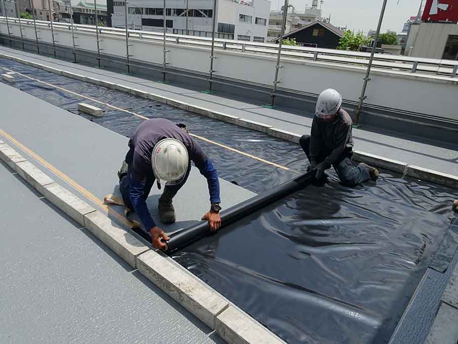 縁石ブロックと防根シートの設置状況